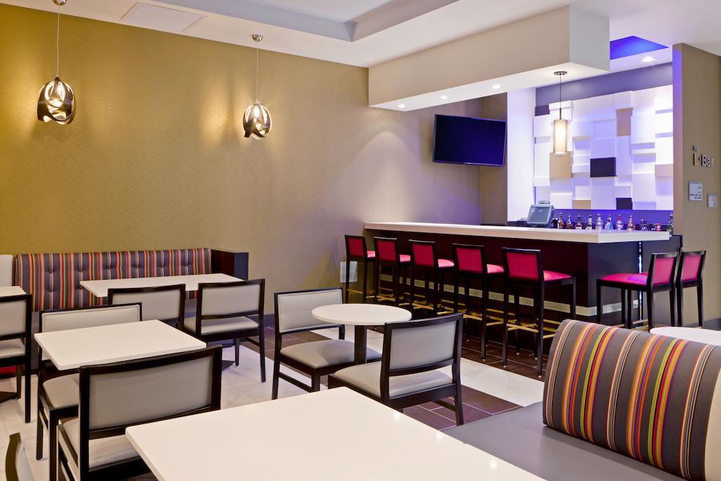 Fairfield Inn & Suites By Marriott New York Queens/Queensboro Bridge Restaurant bilde